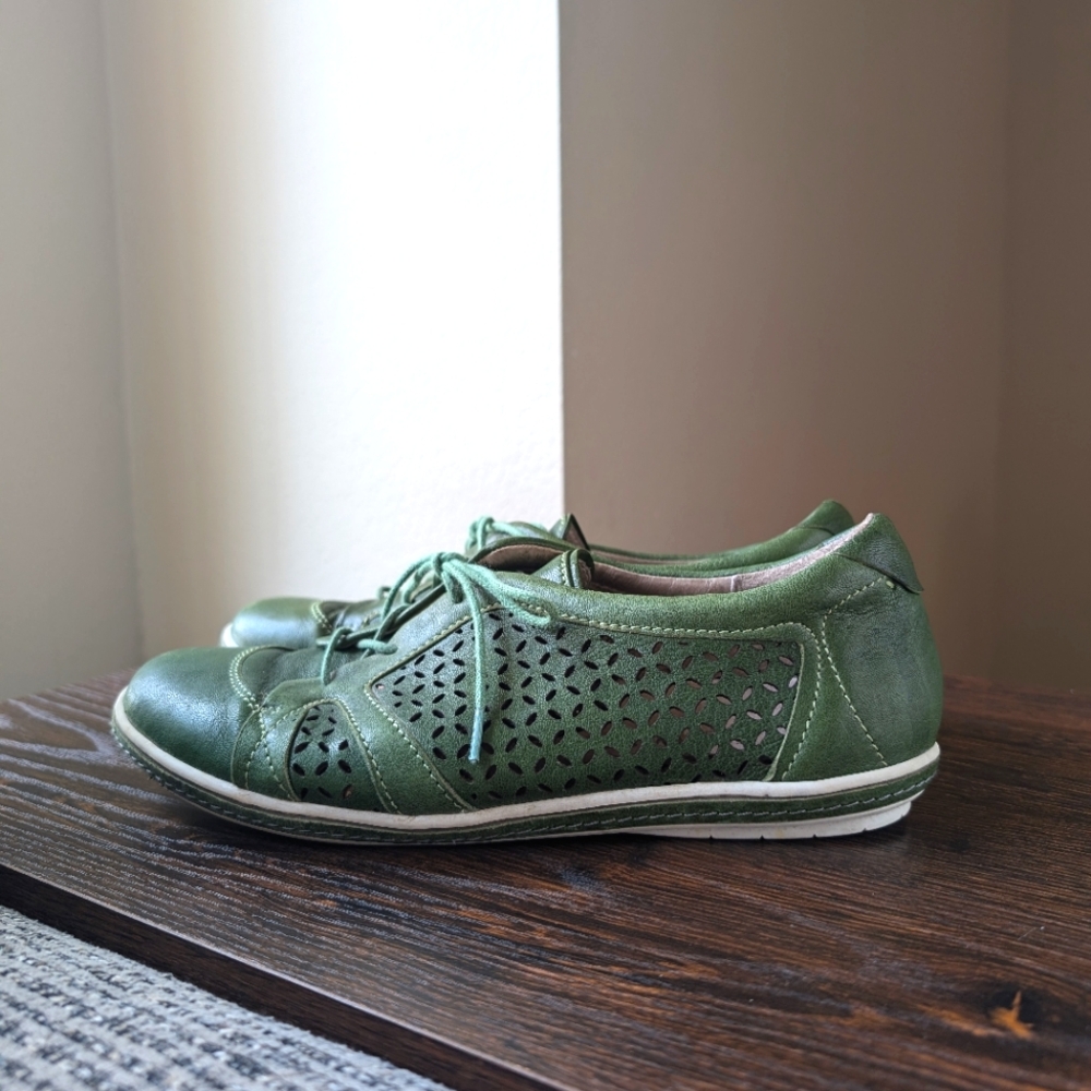 Softwaves Light Softy's Green Perforated Leather Lace up Casual Shoes